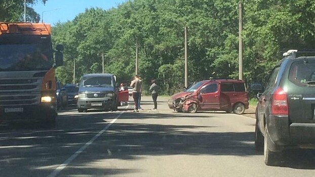 Лобовое столкновение на дамбе в Макарье: в аварии пострадали три человека