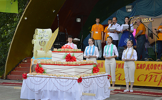Огромным тортом накормили бардов в Барабинском районе