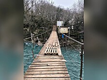 Дорога убитая, автобус отменили: школьники рискуют жизнью, добираясь на учебу по разрушенному мосту в Сочи