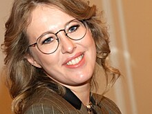 Ксения Собчак прячет пышную грудь и округлившийся животик и рассуждает о любви