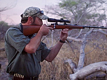 Защитники животных и браконьеры ведут жестокую войну. В ней гибнут не только звери