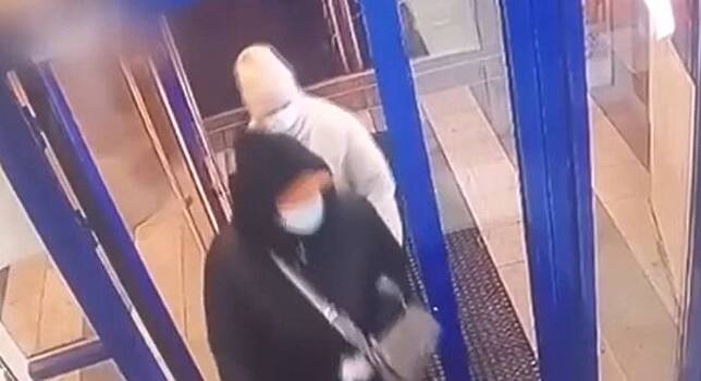 Две женщины обокрали москвича, снявшего в банкомате миллион рублей