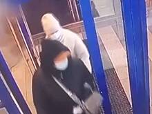 Две женщины обокрали москвича, снявшего в банкомате миллион рублей