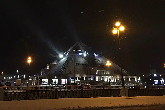 В Казани разбирают крышу развлекательного комплекса «Пирамида»