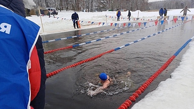 Вологодские полицейские стали призерами на открытом чемпионате по зимнему плаванию