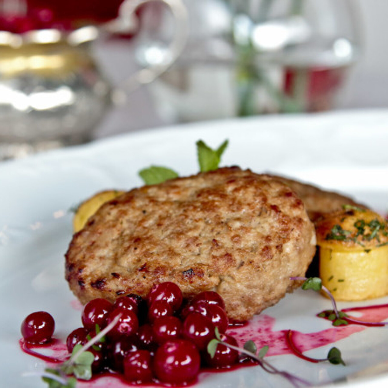 Ресторанная подача котлет. Котлета пожарская ресторанная подача. Крокеты мишлен. Щучьи котлеты от шеф повара. Ресторанная подача котлет.