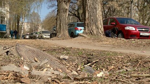 На улице Дзержинского продавленный колодец превращается в воронку