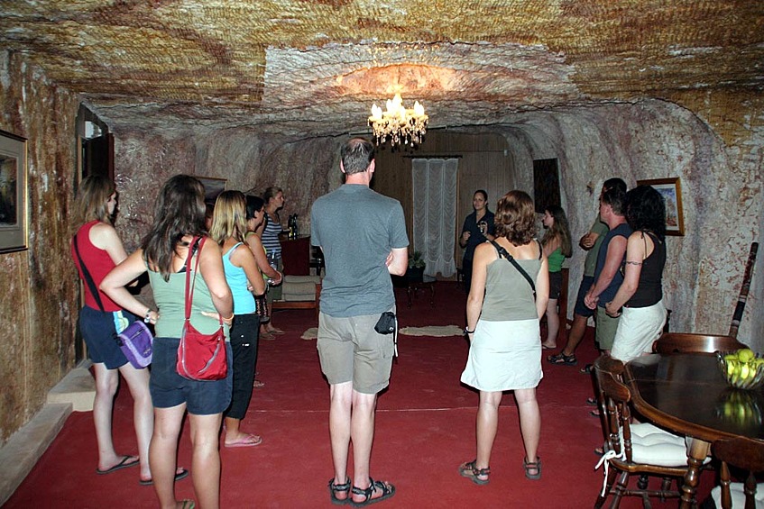 Существует два типа подземного жилища: натуральное и современное. 