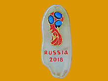 Сибирский Левша сделал эмблему ЧМ по футболу из рисового зернышка и золота