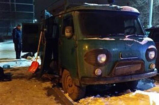 В Казани пожарные спасли мужчину из горящей машины