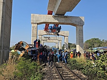 Строительный кран упал на поезд, погибли десятки человек