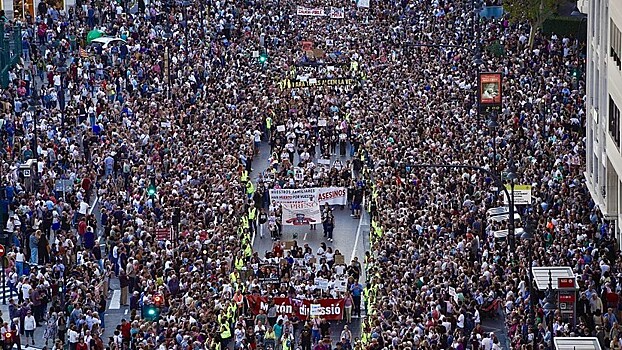 В Валенсии более 50 тысяч человек вышли на митинг из-за наводнения