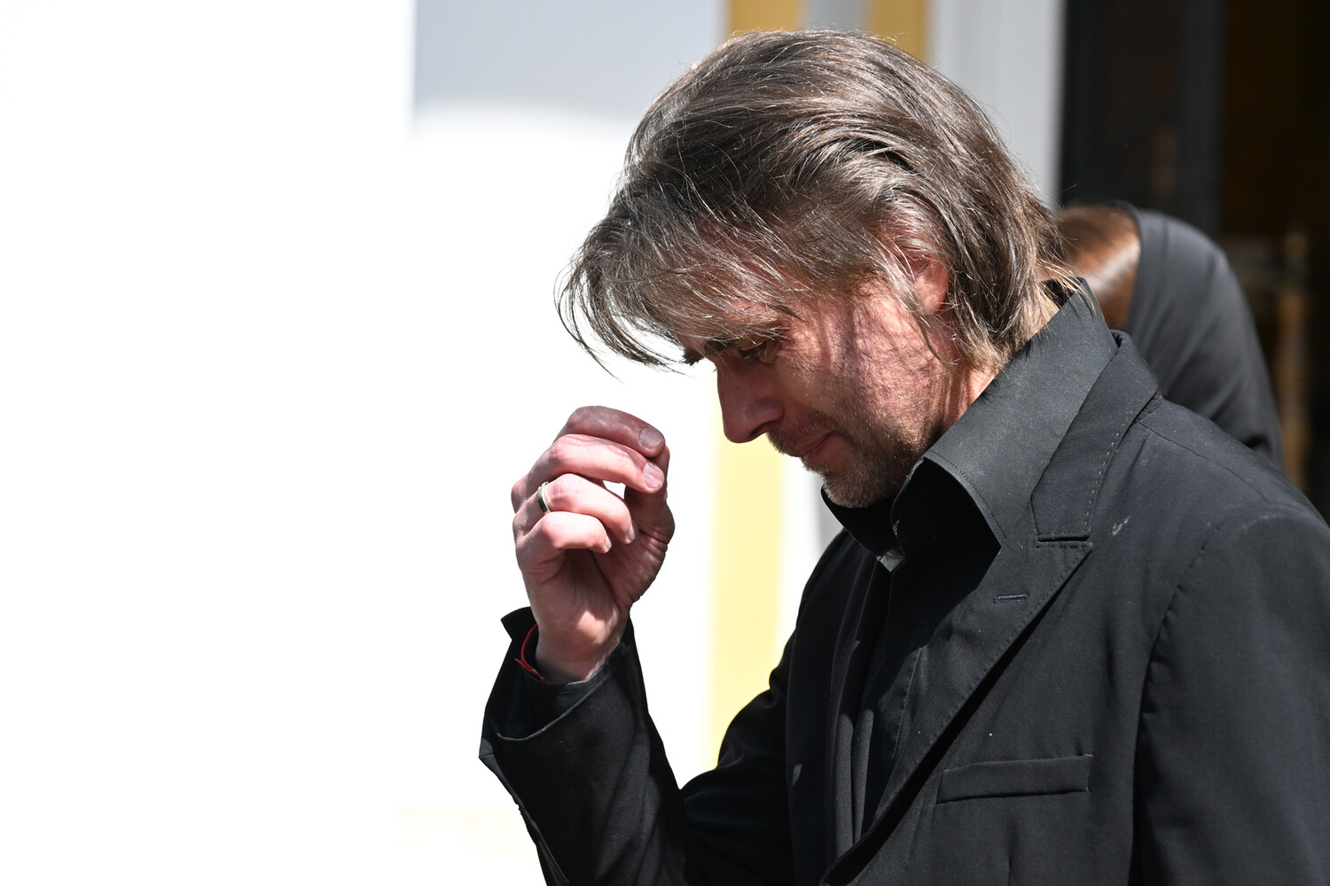 Дочь Заворотнюк Мила помогала отцу ухаживать за цветами на могиле актрисы