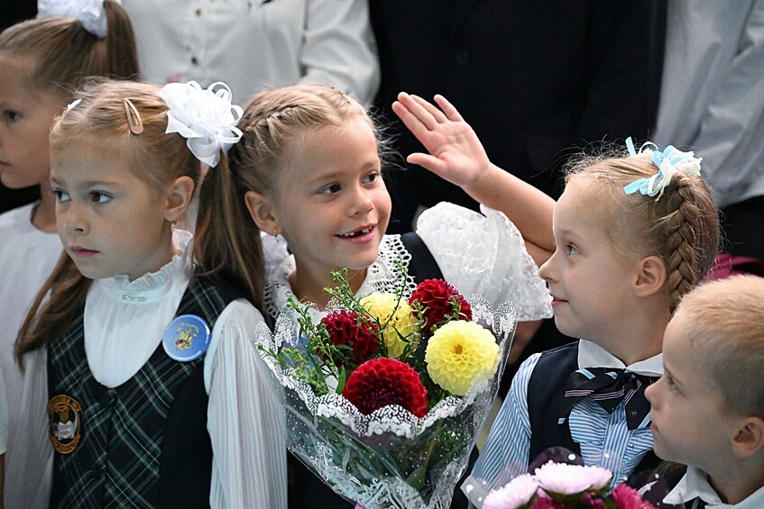Первоклассники на торжественной линейке, посвященной началу учебного года, в гимназии №2 во Владивостоке