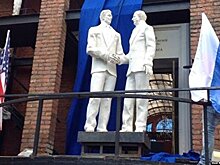 В Москве появилась скульптура «Горбачев и Рейган»