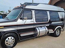 На аукционе продается минивэн Ford Dually Van с выхлопными трубами от грузовика