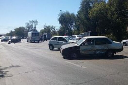 На полевой дороге под Марксом "Фермер" протаранил "Шевроле"