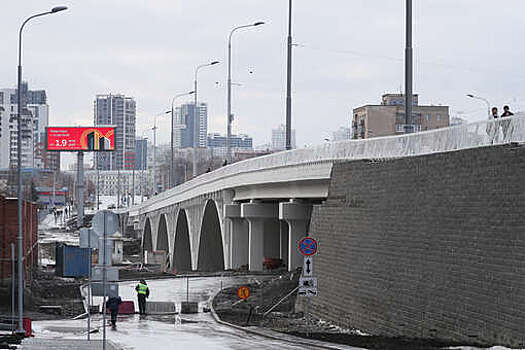 Самый длинный мост в Екатеринбурге перекрыли из-за сообщения о "минировании"