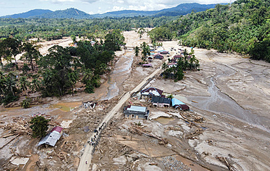 Число жертв наводнений в Индонезии выросло до 1 тыс. человек