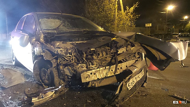 На Щербакова Ford Focus протаранил «четырнадцатую», которая от удара влетела в дерево