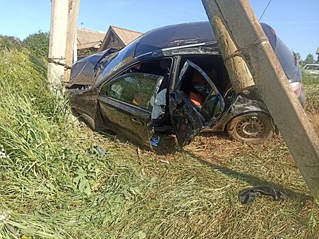 В Кизнерском районе пьяная автоледи въехала в опору линий электропередач
