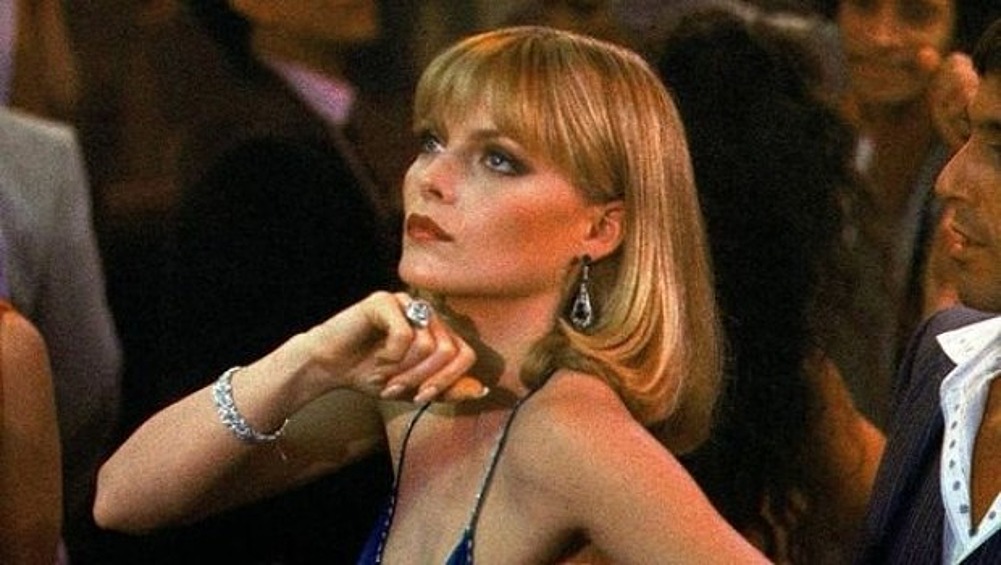 Звезда 80-90-х Мишель Пфайффер сыграла в фильме "Лицо со шрамом" героиню по имени Эльвира Хэнкок.