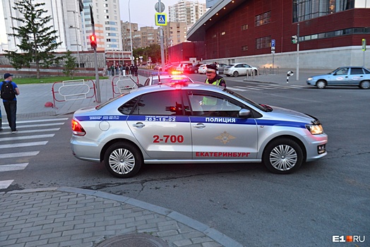 Ехал на красный, снёс киоск: в Екатеринбурге на видео попала погоня гаишников за лихачом на Nexia