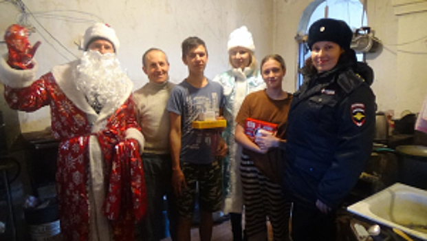 Сотрудники транспортной полиции Владивостока присоединились к Всероссийской акции «Полицейский Дед мороз»