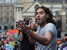 Популярному стендап-комику предъявили обвинение в изнасиловании