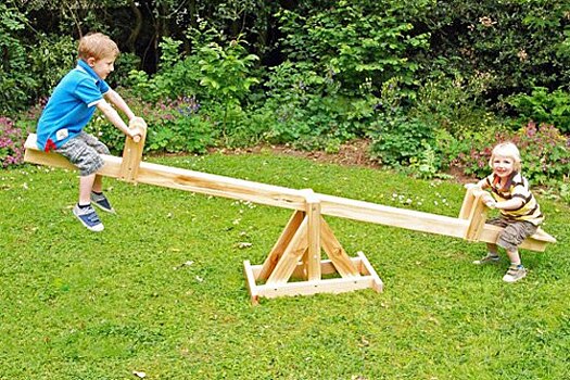 Качели-балансир починили во дворе на Ленинградском проспекте по просьбе жительницы