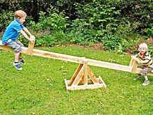 Качели-балансир починили во дворе на Ленинградском проспекте по просьбе жительницы