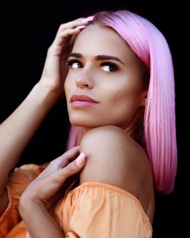 «У меня съехала пластина в бок, которую вставляли в кончик носа. Плюс ко всему она с запахом, гниет. Руки надо оторвать такому хирургу. Организм выталкивает имплант через одну ноздрю, идет воспаление», — пожаловалась Анастасия. 