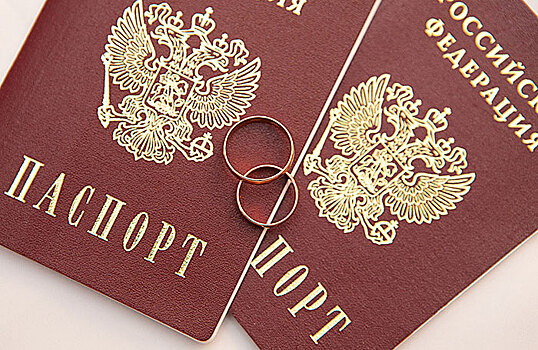 Только по любви. Почему в России решили бороться с фиктивными браками?