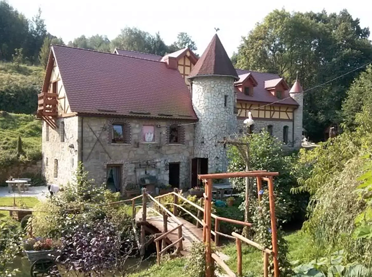 Польский замок Zbójna Debra (город Golejów) обойдется в 15 тысяч рублей за ночь. В замке поместится 30 гостей