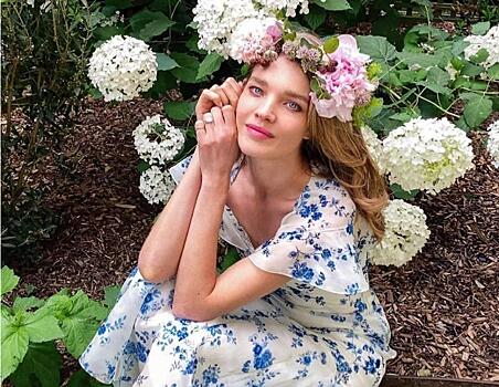 Словно француженка: Водянова в блузке с кружевом и юбке макси устроила пикник с друзьями