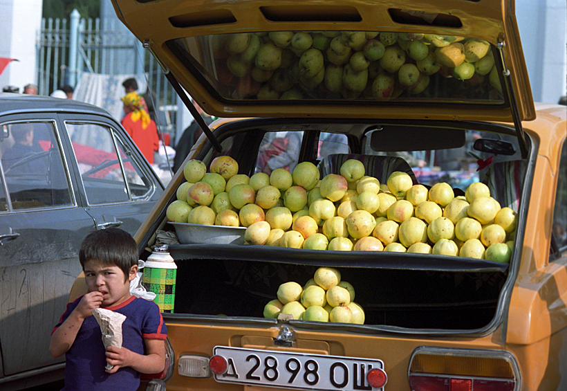 Торговля яблоками из багажника автомобиля на кокандском рынке, Узбекская ССР, 1990 год
