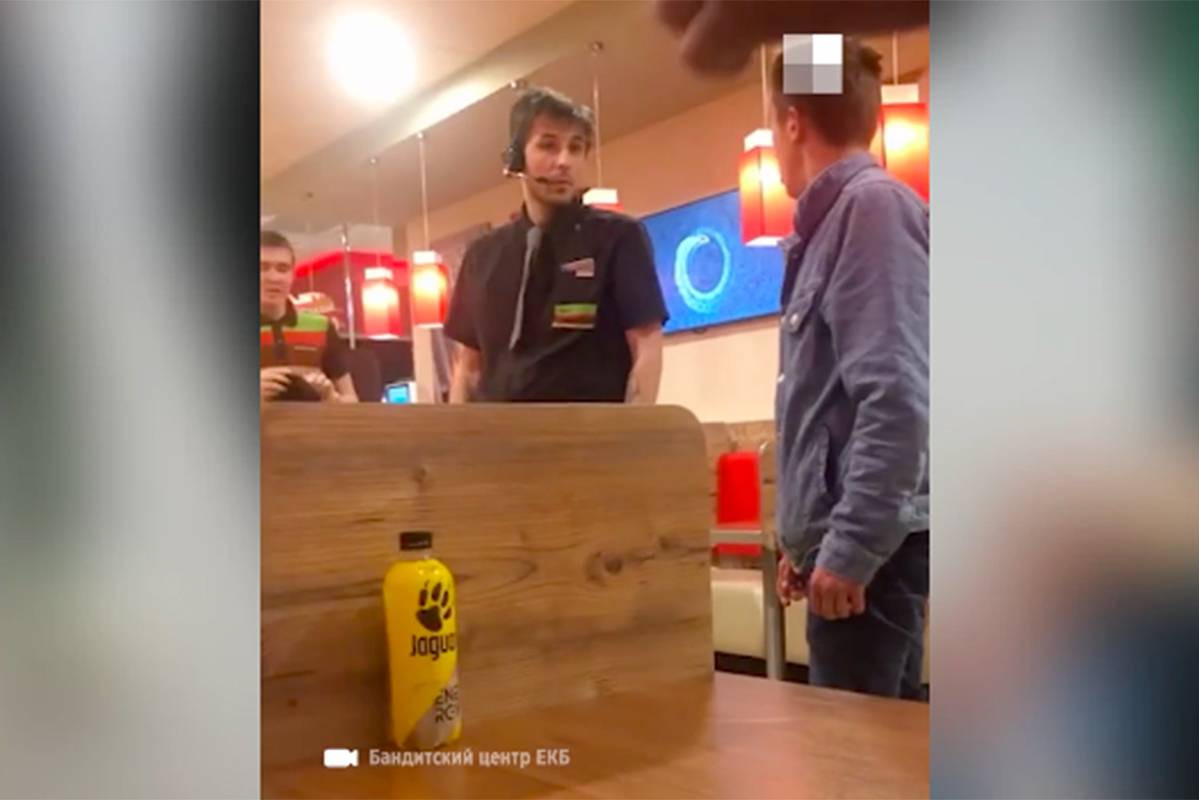 Россиянин напал со стулом на сотрудников Burger King и попал на видео