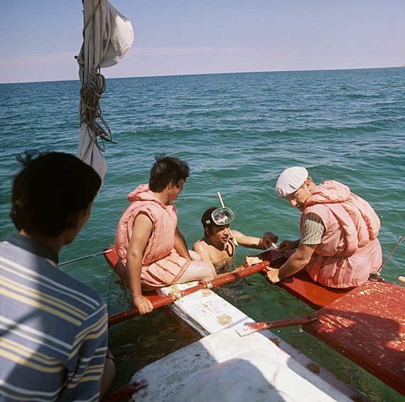 Обследование подводной части судна. Научно-спортивная экспедиция весельно-парусного судна "Спрут". Аральское море, 1977 год