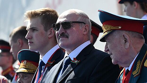 Лукашенко похвалил Россию за парад