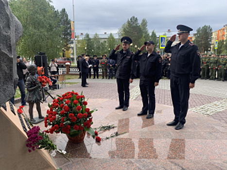 Полицейские Югры приняли участие в памятных мероприятиях накануне Дня солидарности в борьбе с терроризмом