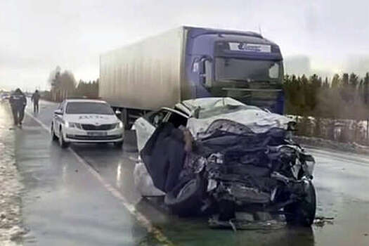 В ХМАО попало на видео лобовое столкновение легковушки с полицейскими и фурой