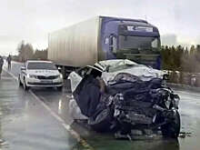 В ХМАО попало на видео лобовое столкновение легковушки с полицейскими и фурой
