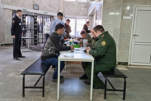 В Новосибирске мигрантов с Хилокского рынка отправили служить в армию