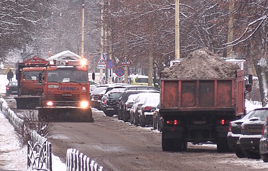 Более 30 единиц техники работает на расчистке дорог и уборке снега в Дубне