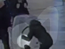 Mash: в Петербурге пенсионер ударил юношу ножом в спину в ТРК