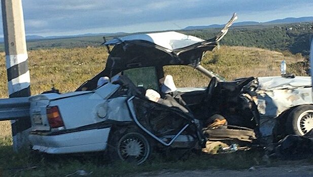 В Севастополе пассажирский автобус смял легковушку