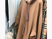 Burberry извинилась за толстовку с «удавкой» на шее