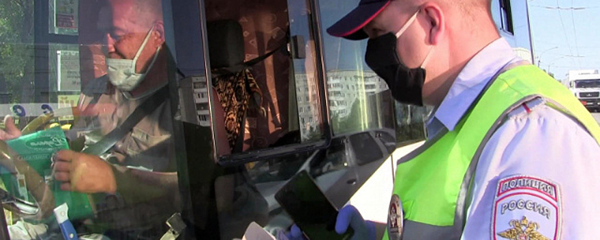 Омская полиция проверяет соблюдение масочного режима в транспорте