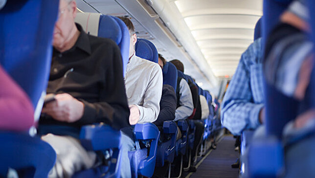 Ученые рассказали об опасности сна на борту самолета