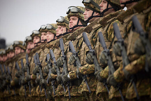 Болгария отправила эшелон из 30 вагонов с бронетранспортерами на Украину